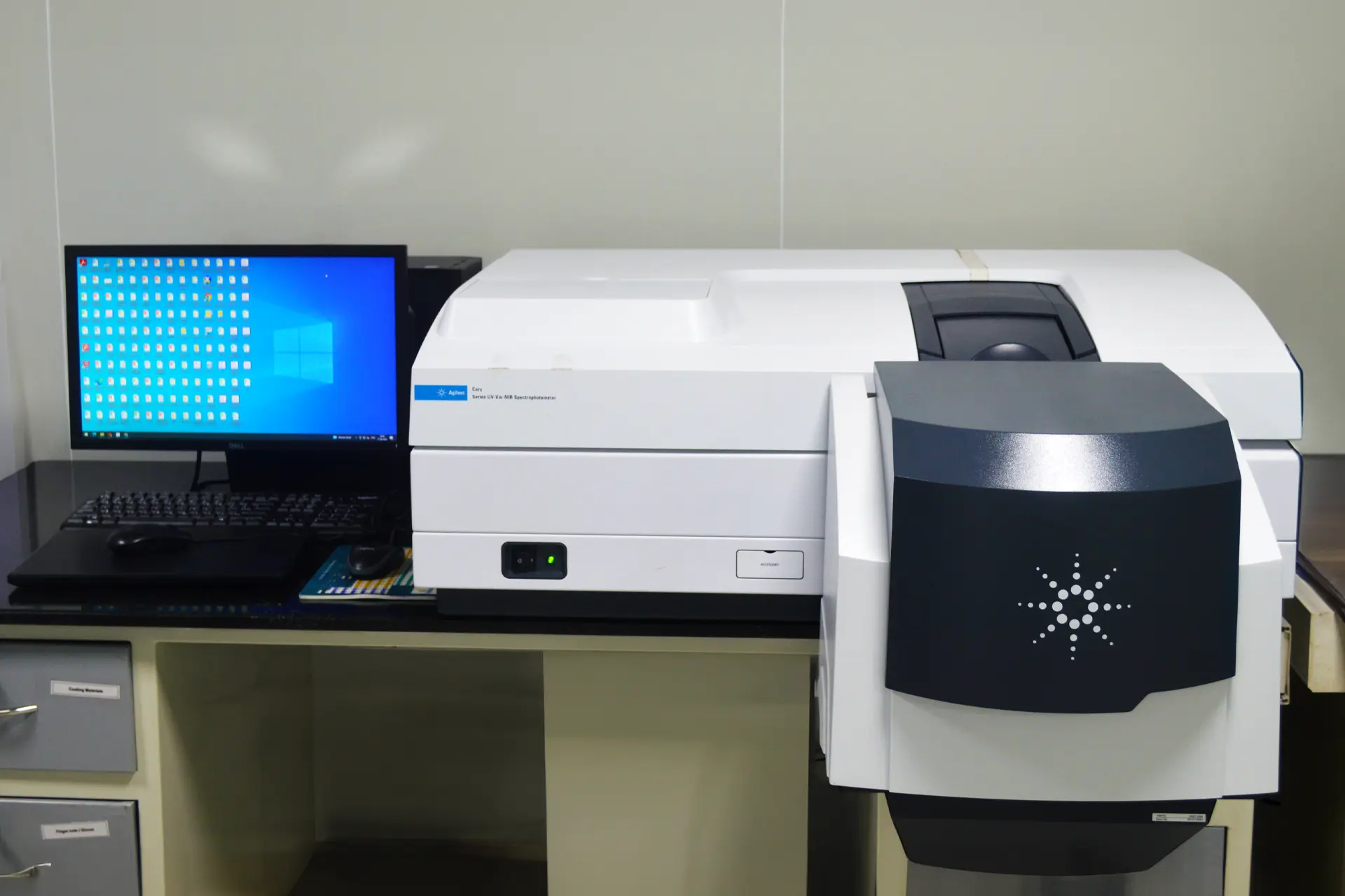 Agilent Cary 5000 UV-Vis-NIR Spectrophotometer